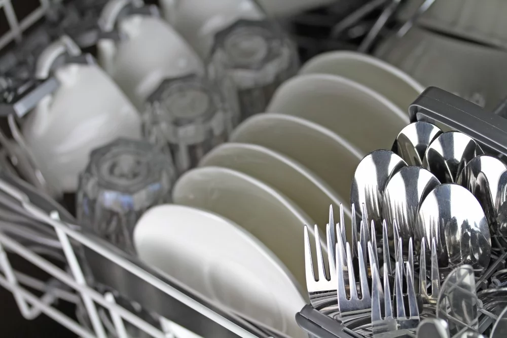 Service og bestik i opvaskemaskine